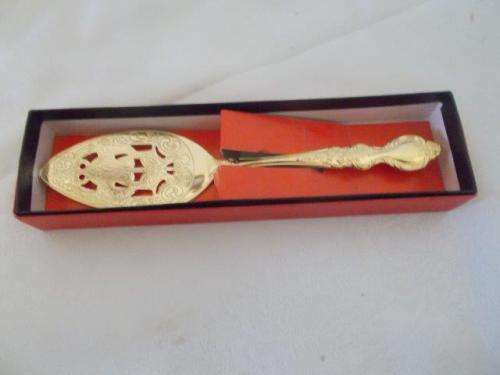 boxed nice gold plated cake lifter