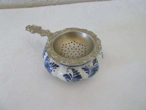 Nice blue and white dutch style delft looking tea strainer