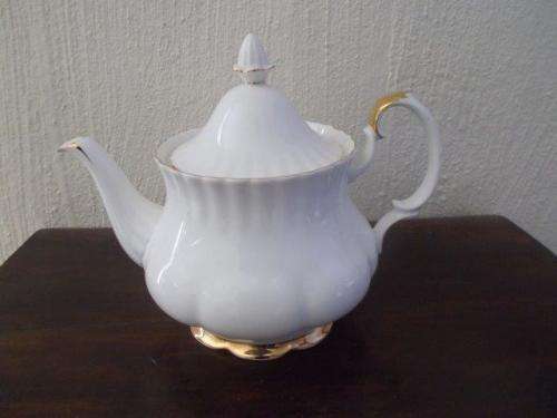 Stunning large 6-8 cup Royal albert val d'or tea pot
