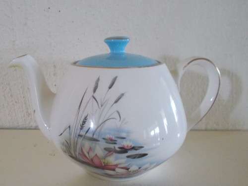 Vintage alfred meakin tea pot  with a water Lilly scene