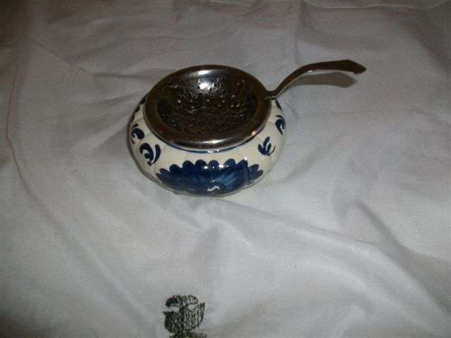 Lovely tea stainer delft holder