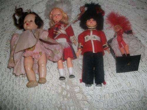 Asstorted collectable dolls