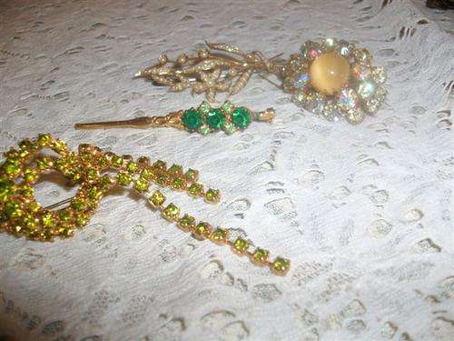 Four asstorted vintage ladies broches