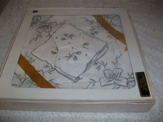 Boxed never been used vintage tea cloth and four matching napkins