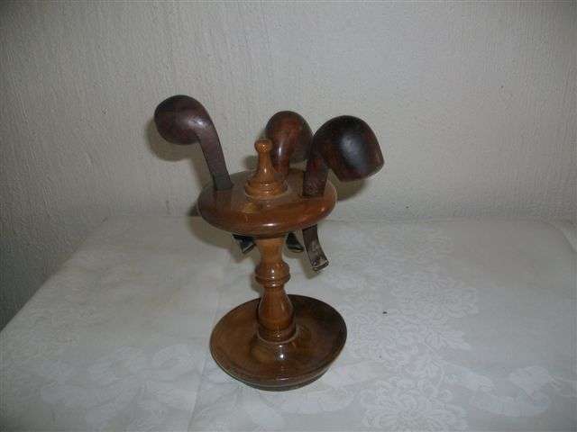 Vintage wooden pipe stand with three pipes