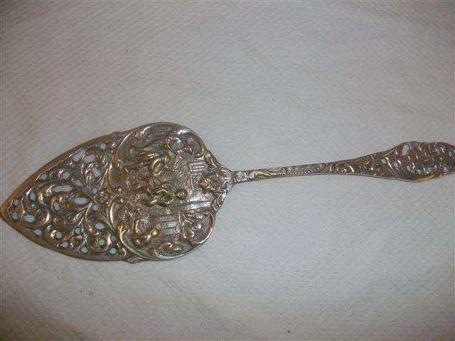 Ornate silver plated dutch looking cake lift (lot 2)