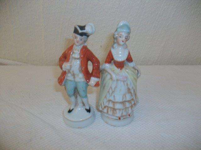 A pair of man and lady salt and pepper set