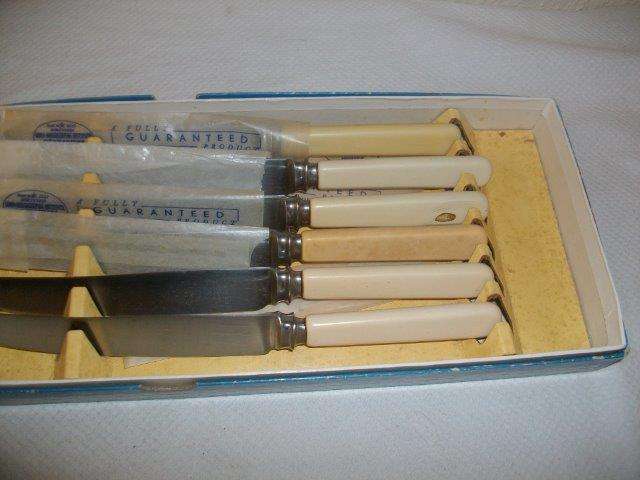 Boxed vintage table knives --- lot 3-- last one