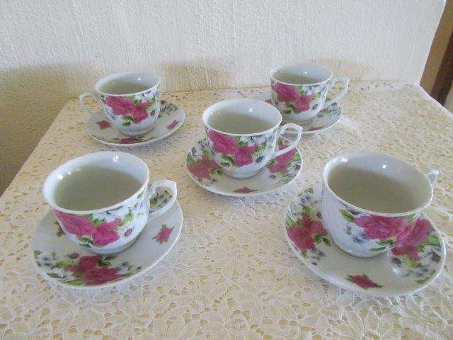 Lovely set of five pretty roses pattern , more modern tea cups