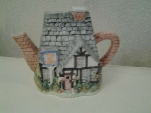 nice cottage style collectors novelty tea pot