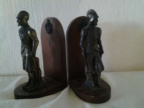 A PAIR OF NICE QUIALTY KINGHTS WOODEN BOOKENDS