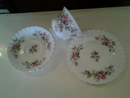 Stunning royal albert moss rose tea cup trio - lot 6