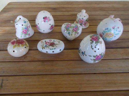 Assorted lot of pretty potpourri porcelain holders