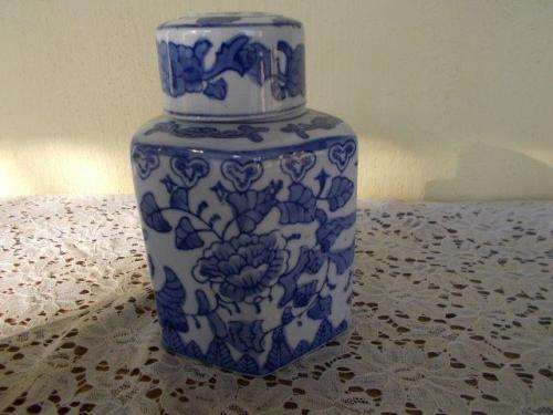 genunie ming blue medium sized blue and white porcelain jar with lid