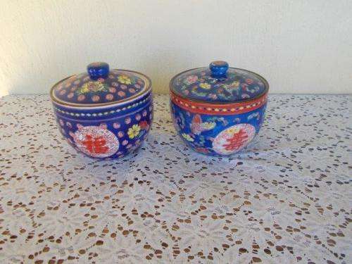A pair of stunning decorative porcelain oriental jars with lids
