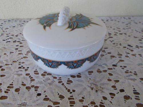 Pretty collectable elizabeth Arden  porcelain trinket box