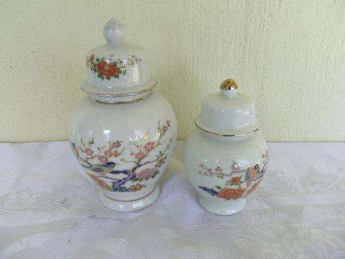 A pair of small oriental bird scene  pattern porcelain jars