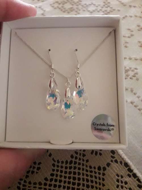 stunning Swarovski crystal necklace and earring set