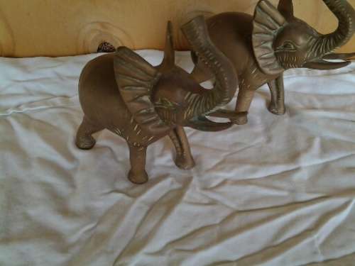 A pair of heavy brass elephants ornaments