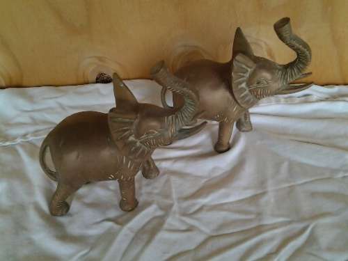 A pair of heavy brass elephants ornaments