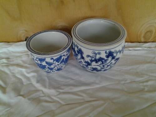 A lot of two porcelain blue and white pot plant holders