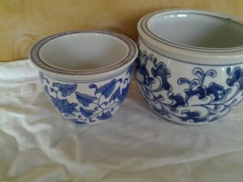 A lot of two porcelain blue and white pot plant holders