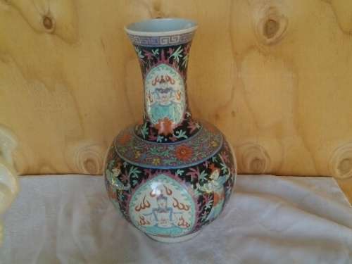 Large stunning porcelain decorative oriental heavy vase