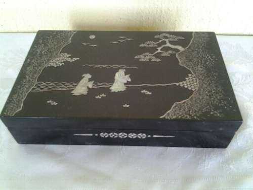 stunning vintage lacquered mother of pearl in lay Chinese trinket box