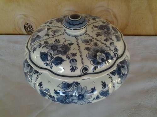 stunning three legged vintage blue and white floral pattern delft holder with lid