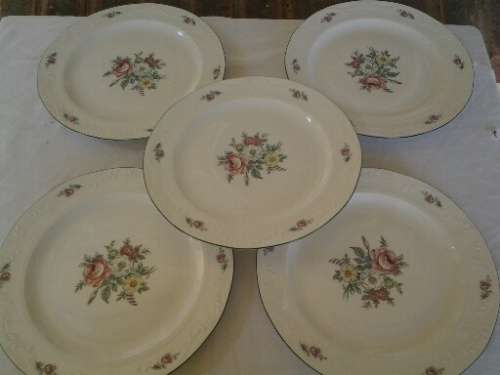 five pretty Le Rochelle porcelain dinner plates