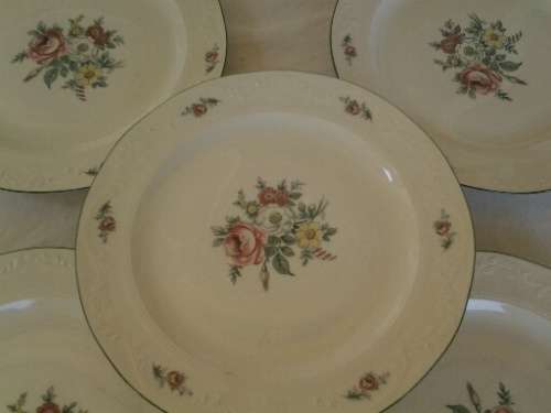 five pretty Le Rochelle porcelain dinner plates