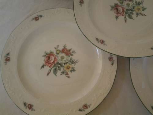 five pretty Le Rochelle porcelain dinner plates