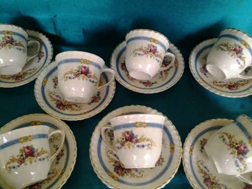 A stunning lot of eleven porcelain Johnson brothers small pretty coffee cups and saucers