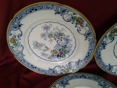 A set of three W.H Grindely vintage  Chelsea Ivory porcelain dinner plates
