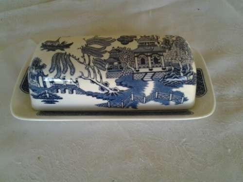 blue and white willow pattern porcelain Churchill butter dish