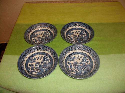 Stunning blue and white oriental pattern bowls