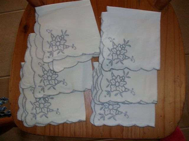 Nice vintage set of fine linen napkins (lotv1)