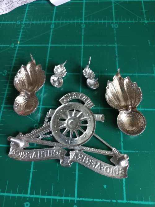 SA Artillery badge set, chrome cap badge, collars pair and scarce mess dress collars pair