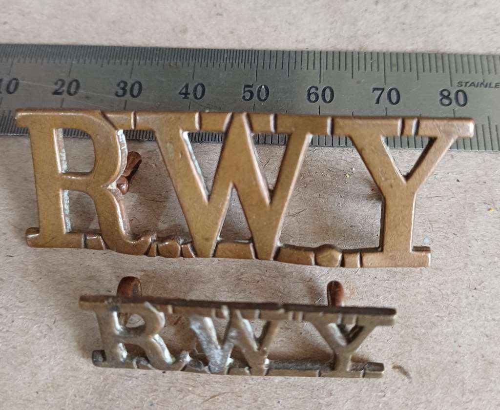 British Army, Royal Wiltshire Yeomanry large and normal brass titles