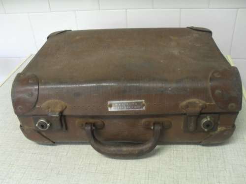 A VINTAGE DAT-LITE VULCANISED FIBRE CHILDS SCHOOL SUIT CASE -35 x 25 x 12cm