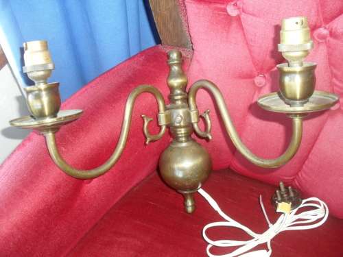 A GORGEOUS VINTAGE 2x ARMED METAL WALL MOUNTED LAMP