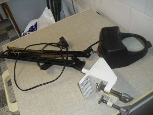 **(JL6)  a VINTAGE GOOSE NECK MAGNIFIER LAMP & TABLE BRACKET