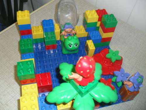 (AUG50) AN AMAZING SET OF LEGO DUPLO BLOCKS ON A BOARD - 25 X 25CM MAT   - 67 PIECES