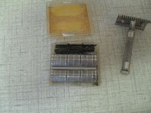 (oct7)  A VINTAGE REPLACEMENT COMB & BLADE SET CAT.NO.97 - 80 & razor - British made