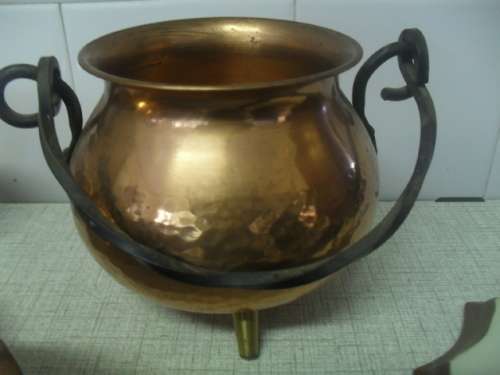 em(jan) a VINTAGE COPPER TRIPOD POT WITH HANDLE - height 12.5cm opening 11.5cm wdt pt cir 45cm