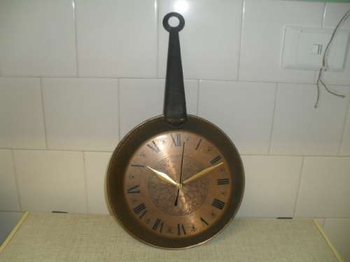 *(feb7/5) a VINTAGE CYRANO MATIC COPPER FRYING PAN WALL CLOCK - movement been replaced