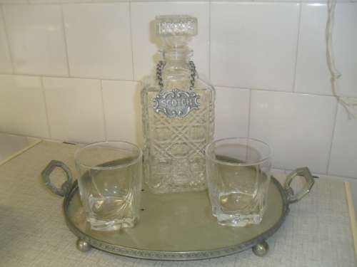 *(feb9)  A STUNNING VINTAGE DRINKS TABLE SET - EPNS TRAY, SCOTCH BOTTLE & LABEL & 2 GLASSES -