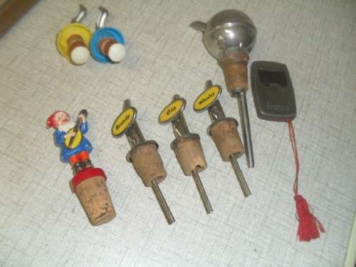V*(fb27)   4x VINTAGE POURERS(1X ENGLAND) , 1x STOPPER, 1x BOTTLE TOP REMOVER & 2 OTHER