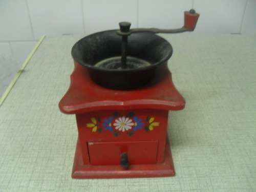 v(MR3/2)  A VINTAGE WOODEN  COFFEE BEAN GRINDER - needs to be repaired not tested