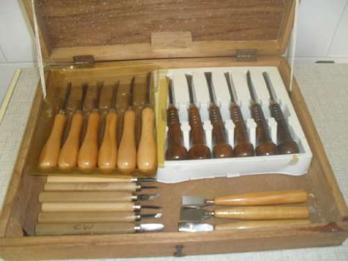 (april)   a WOODEN BOX filled with 22x WOOD CARVING TOOLS / CHISELS - box 29 x38x7cm